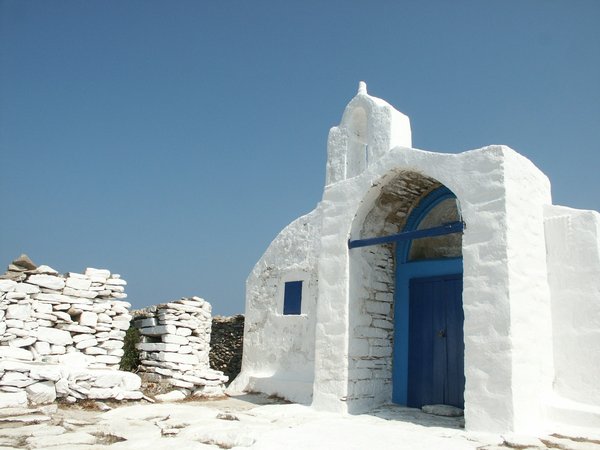 Comment organiser une visite des monastères en haut des falaises en Grèce?
